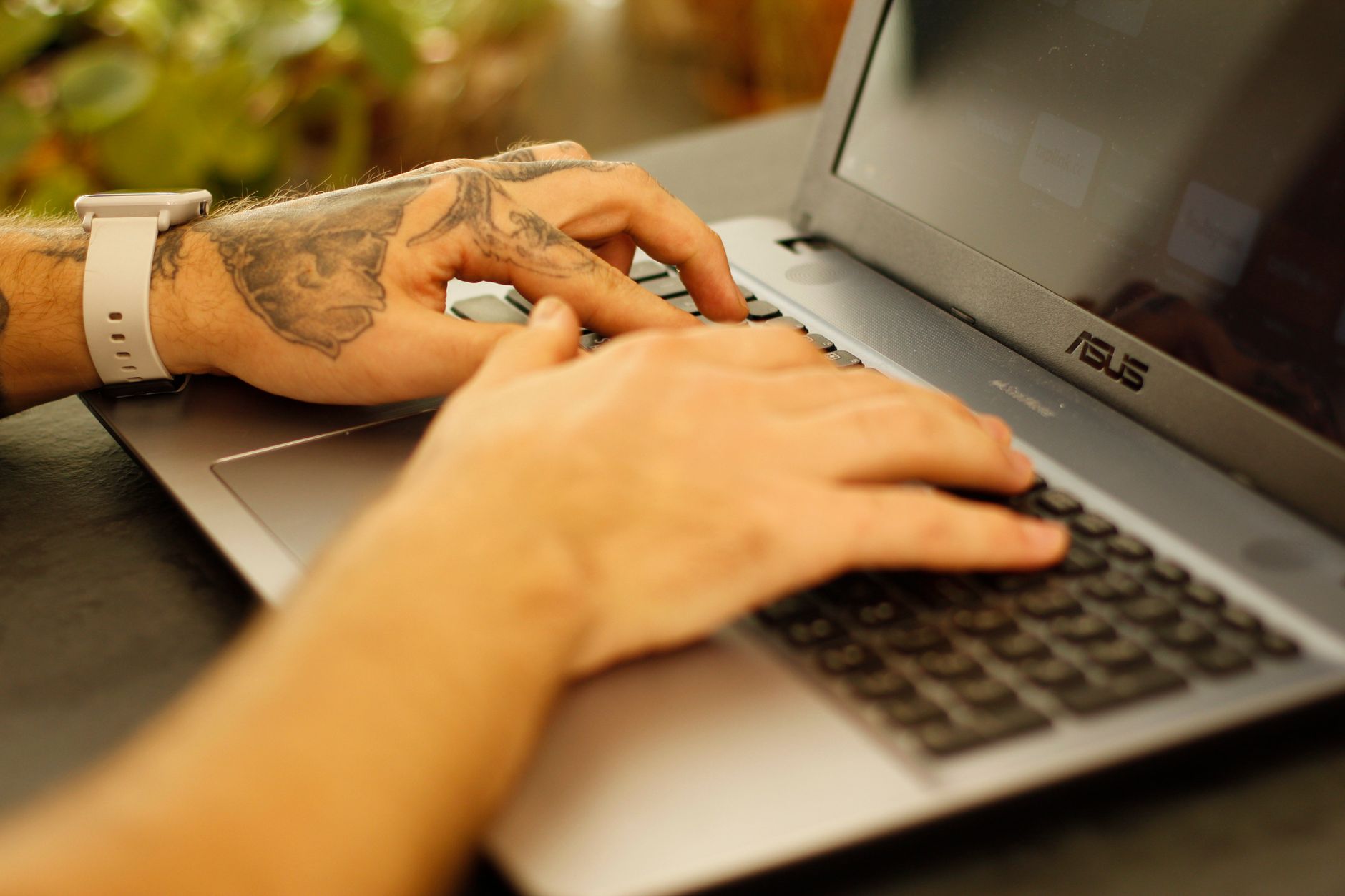 Close de pessoa digitando em um notebook