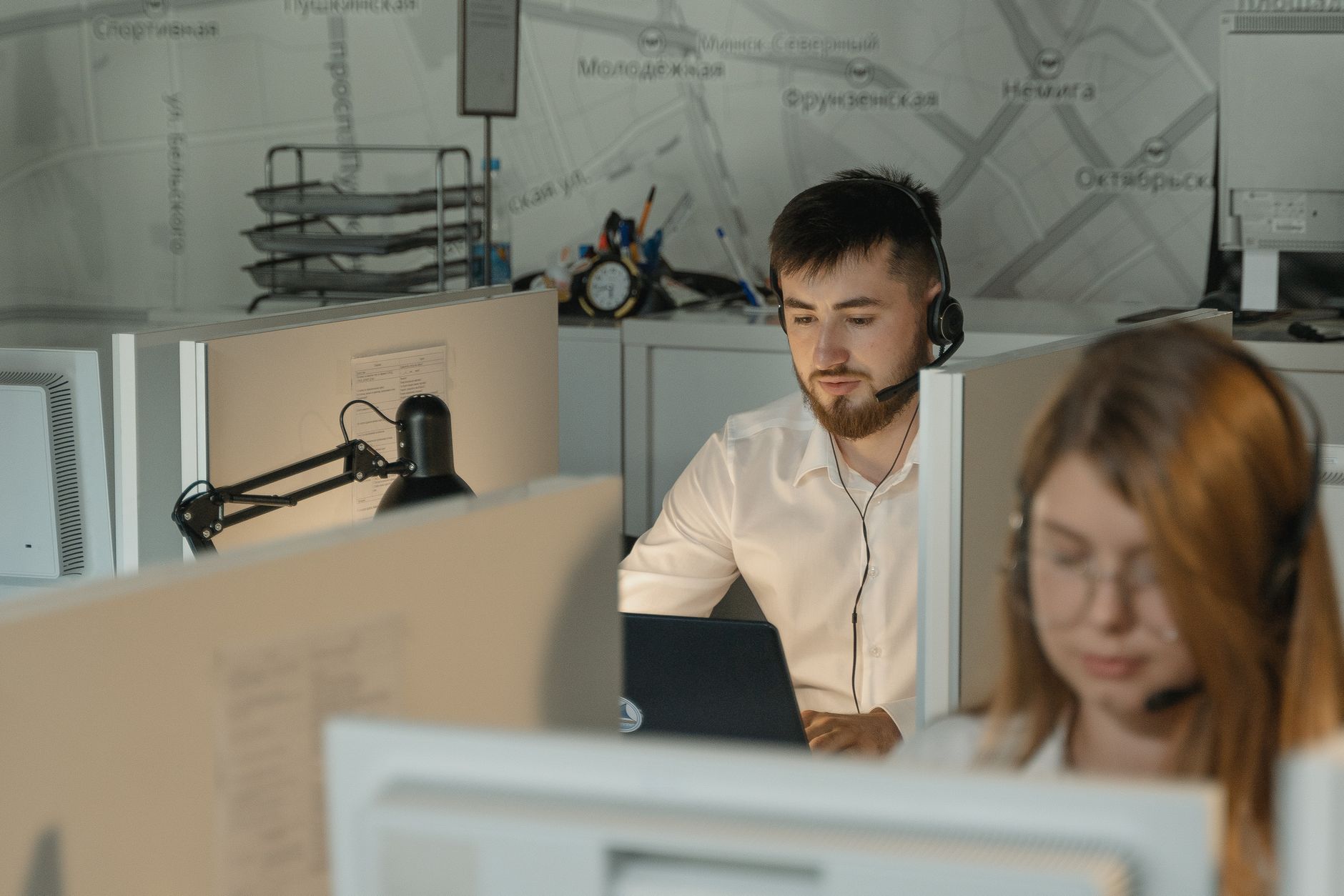 Atendente com headset representando suporte ao cliente