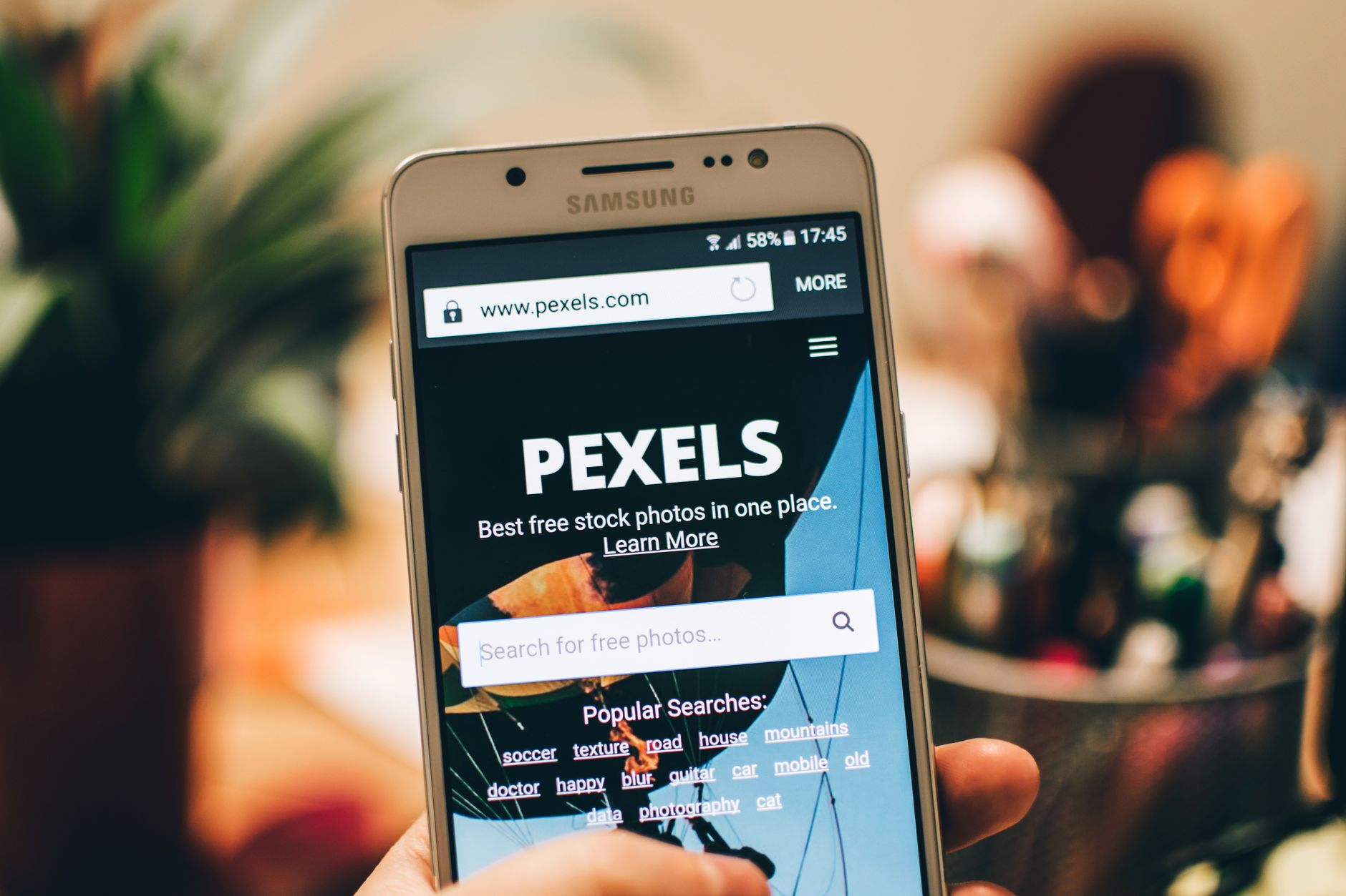 Pessoa usando smartphone para navegar em um site
