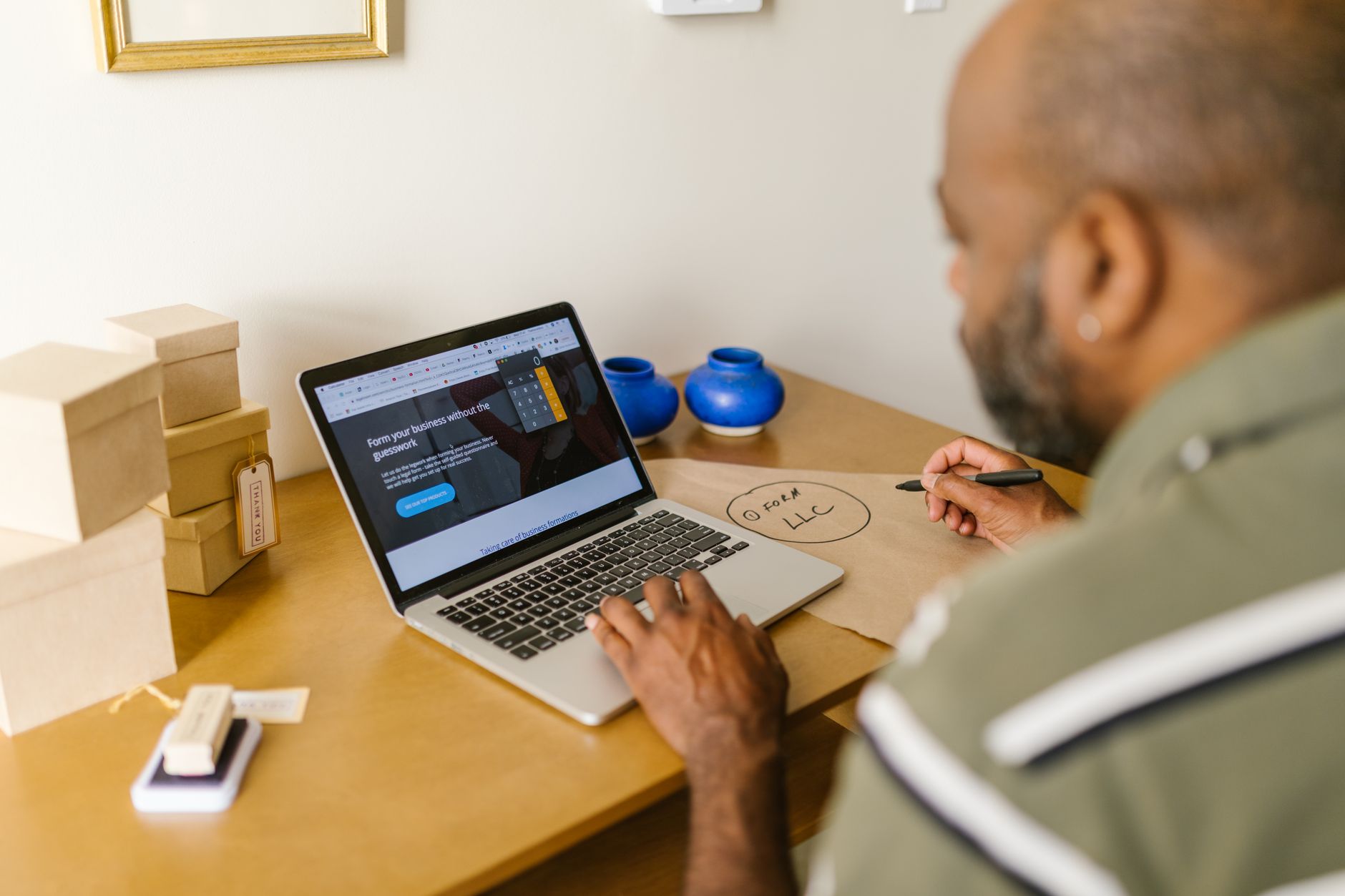 Pessoa analisando site em computador, representando gestão de clientes