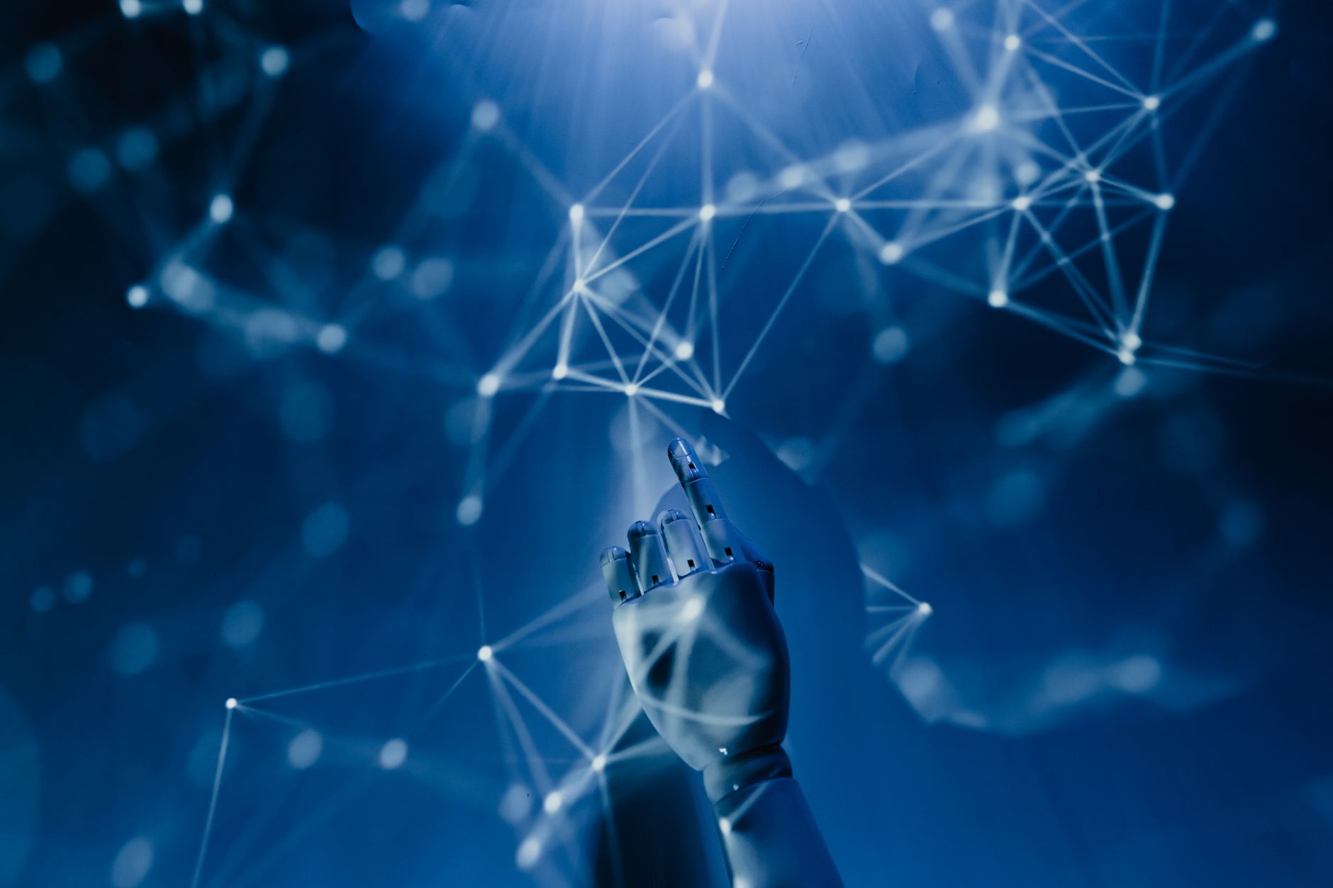 Robô apontando em direção a uma parede, representando inteligência artificial