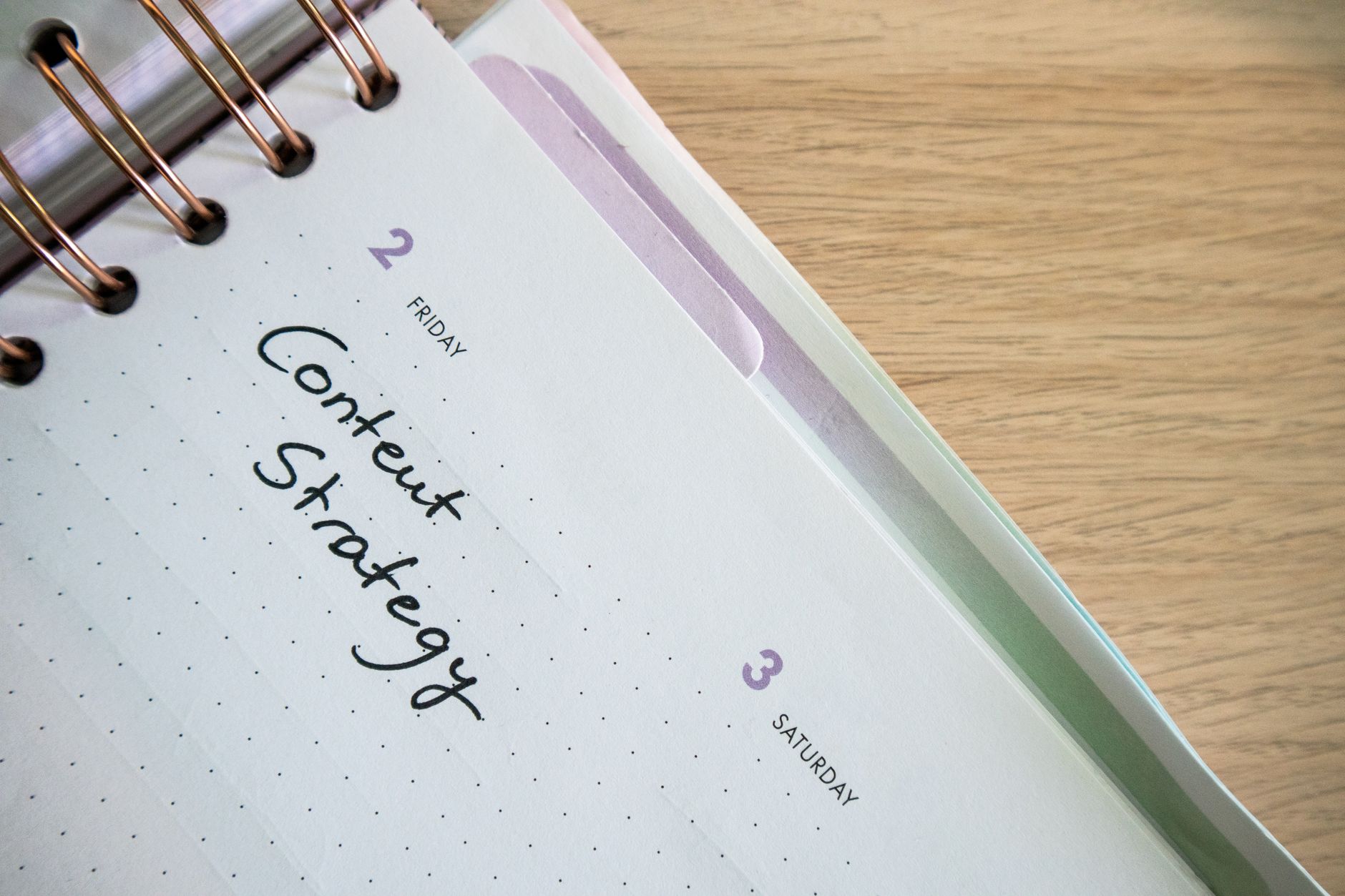 Calendário editorial com anotações em caderno