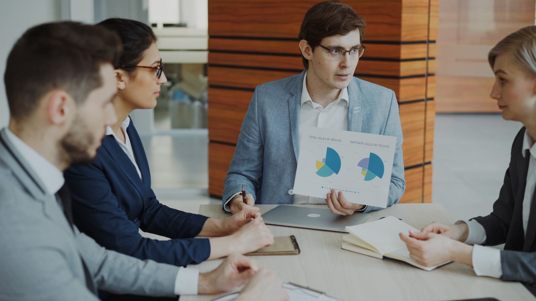 Equipe de vendas analisando dados em reunião