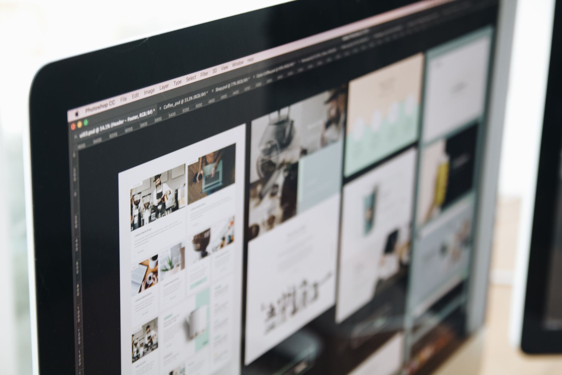 Tela de computador mostrando um site em edição em programa de design