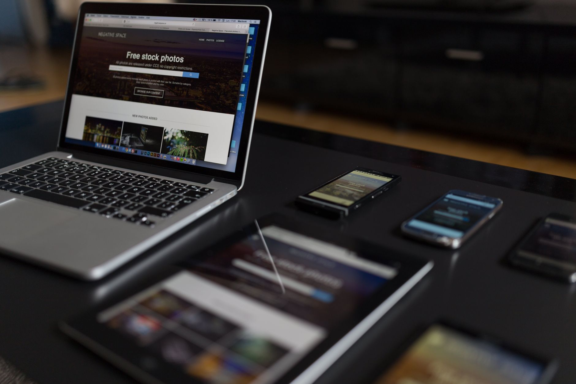 Laptop e dispositivos móveis mostrando o mesmo site em diferentes telas