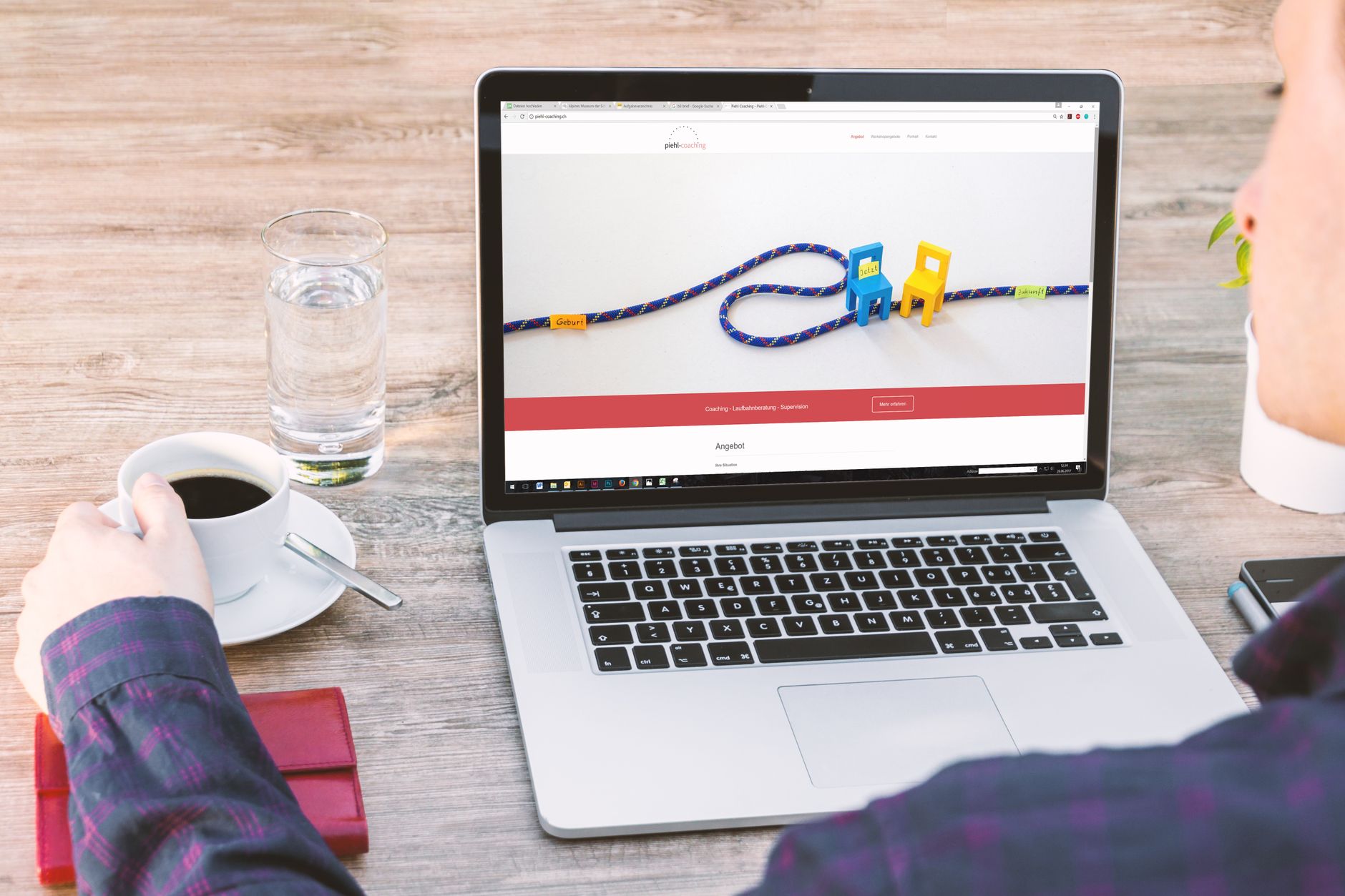 Laptop aberto mostrando a página inicial de um site institucional