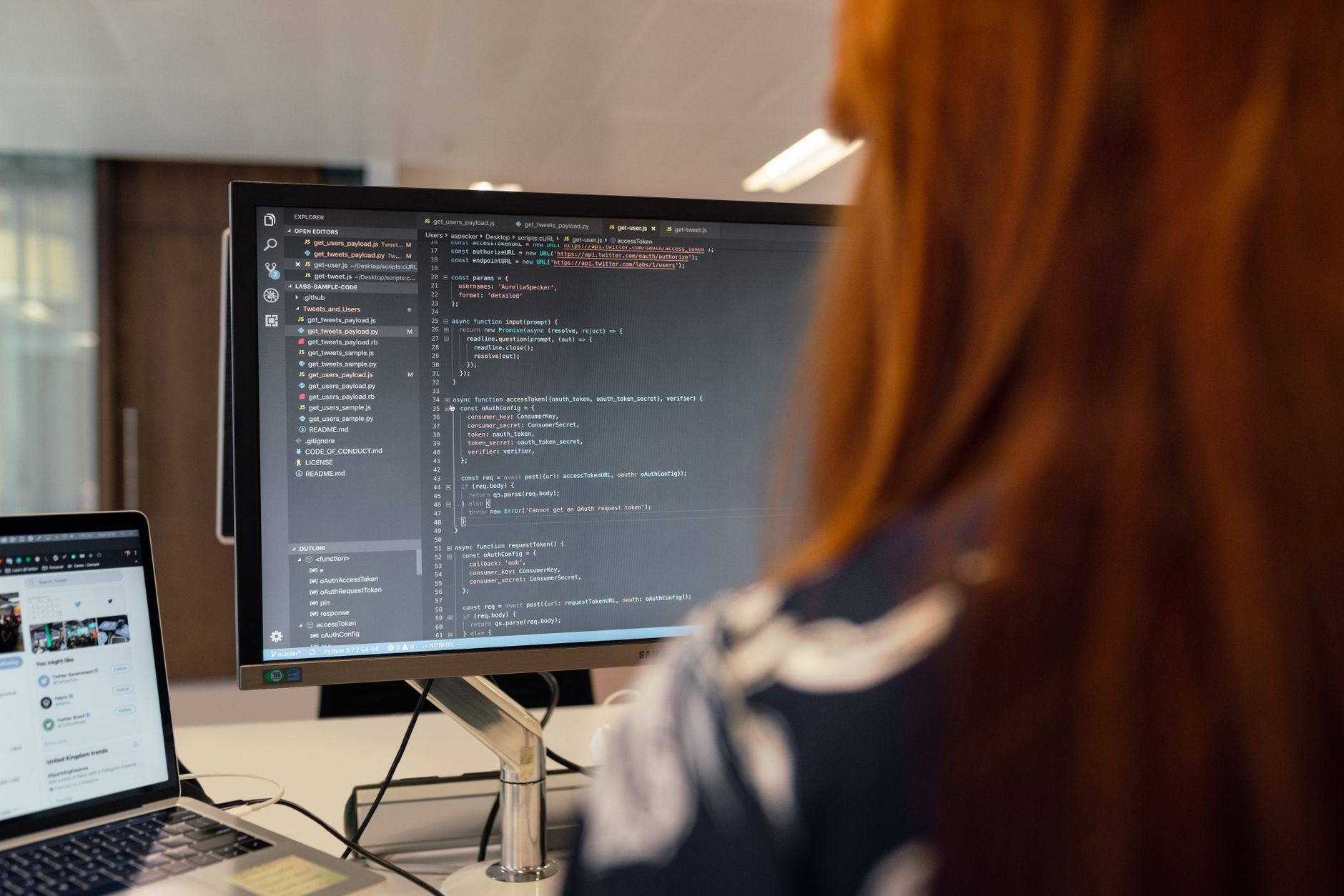 Tela de computador mostrando código de um site em edição