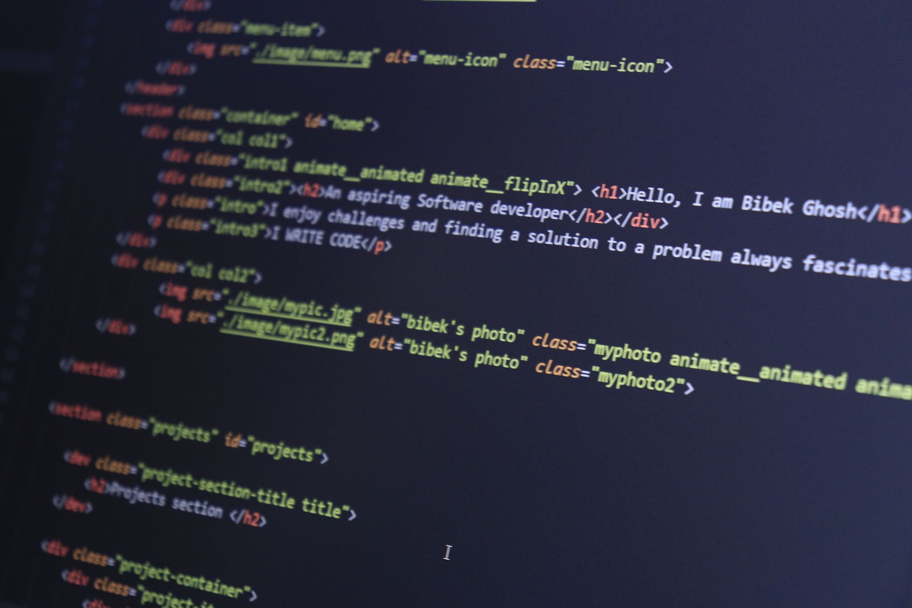 Linhas de código HTML em tela escura de editor
