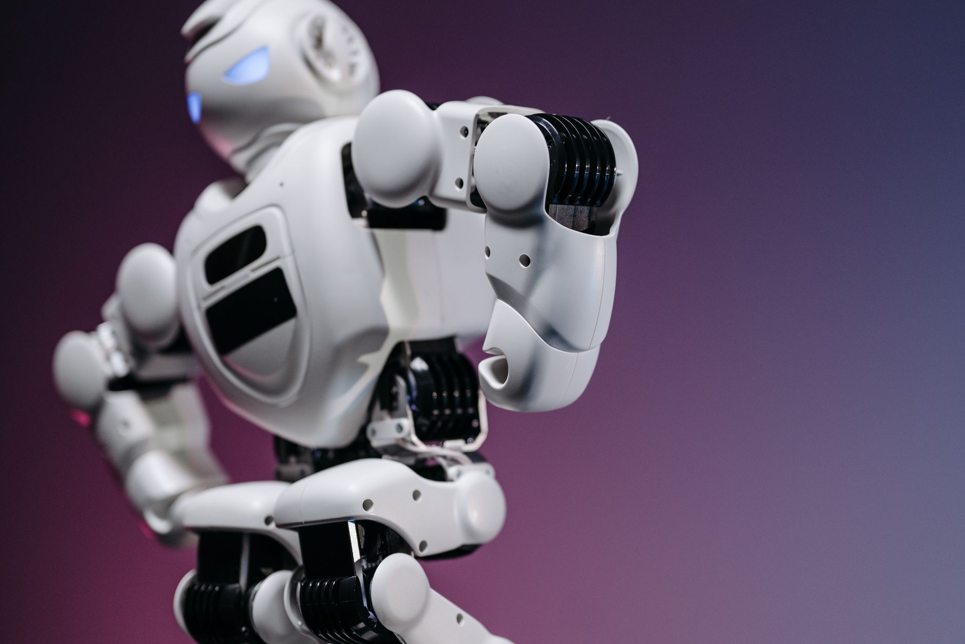Robô humanoide com braços articulados em movimento, representando automação de tarefas