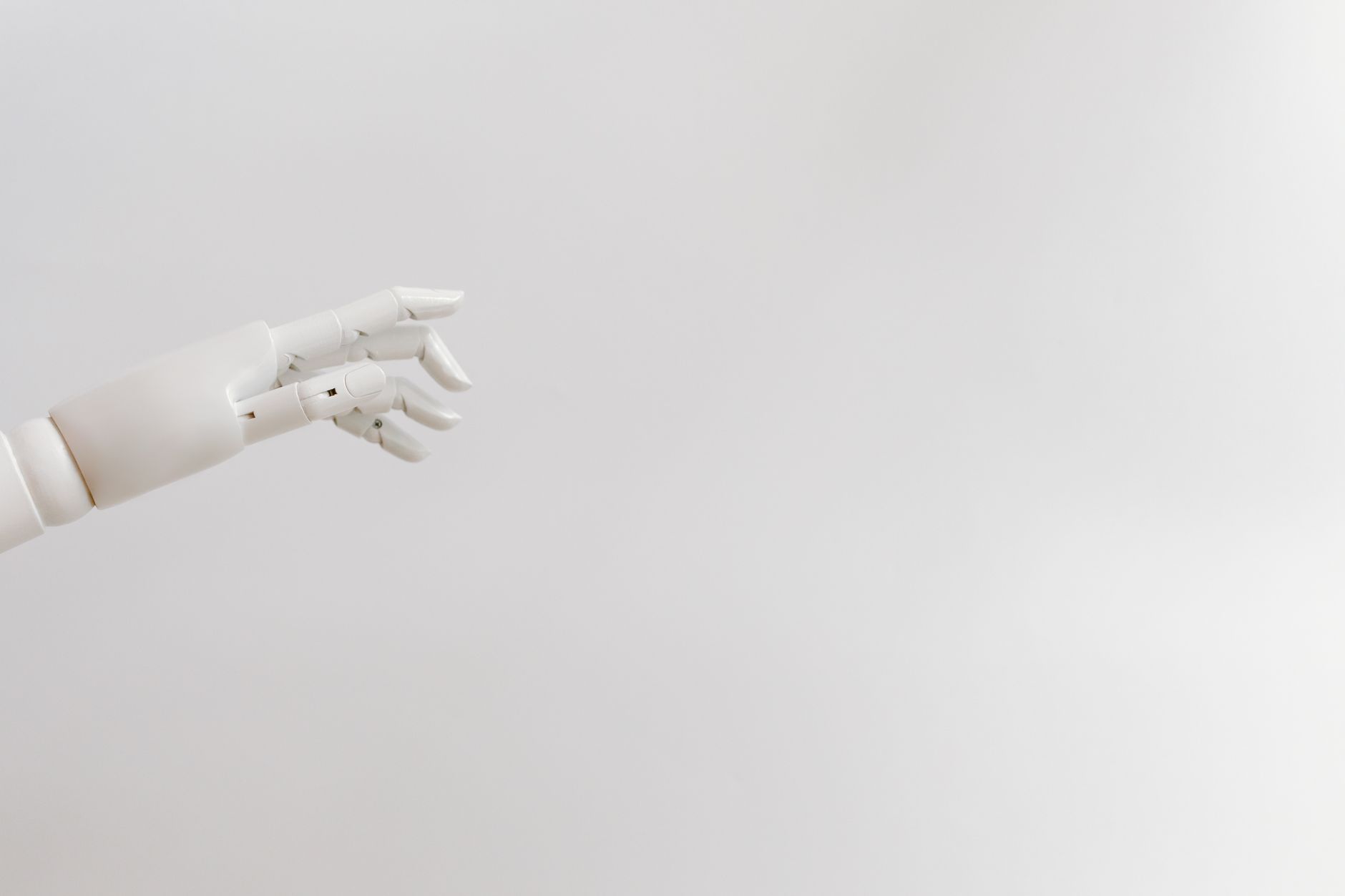 Braço robótico branco em fundo claro representando inteligência artificial