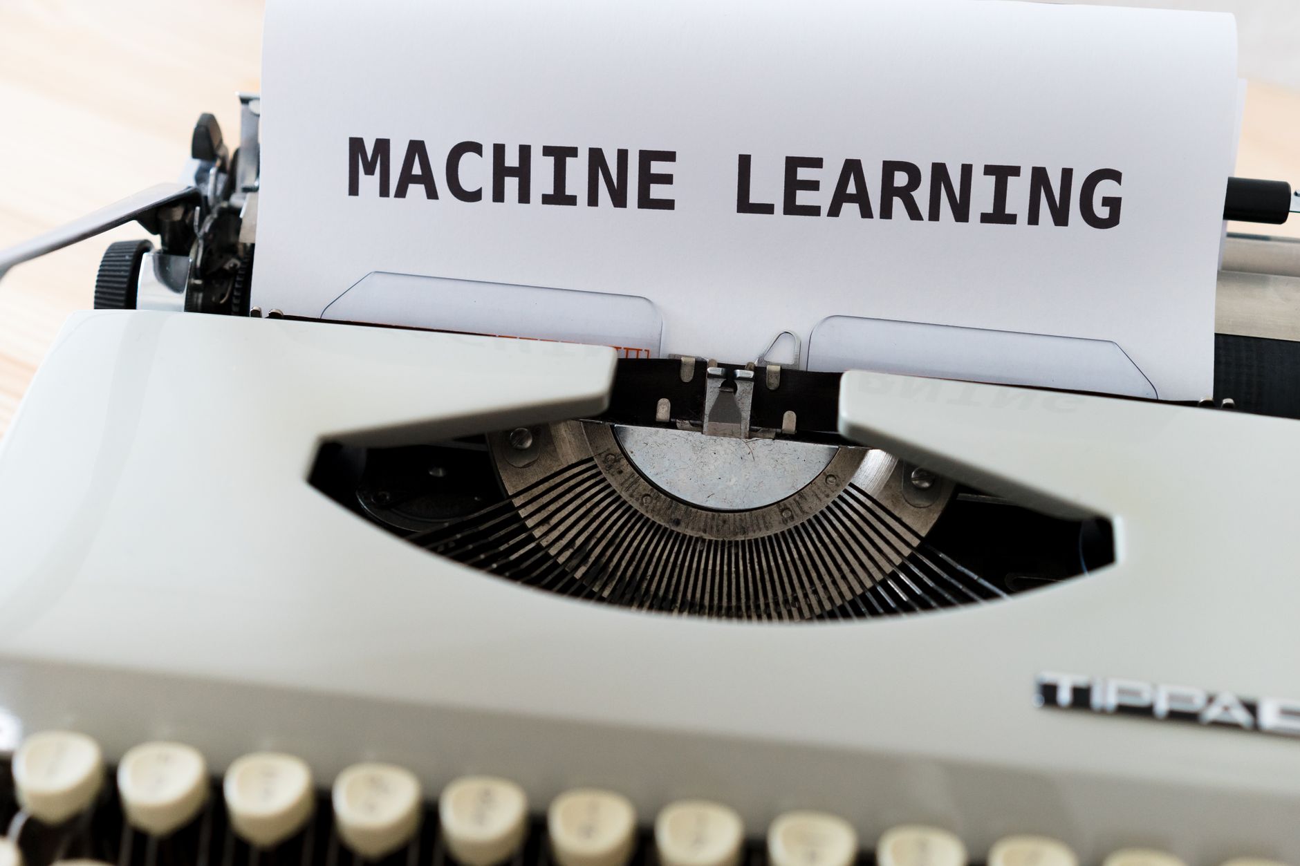 Página em máquina de escrever antiga com o texto "Machine Learning" datilografado