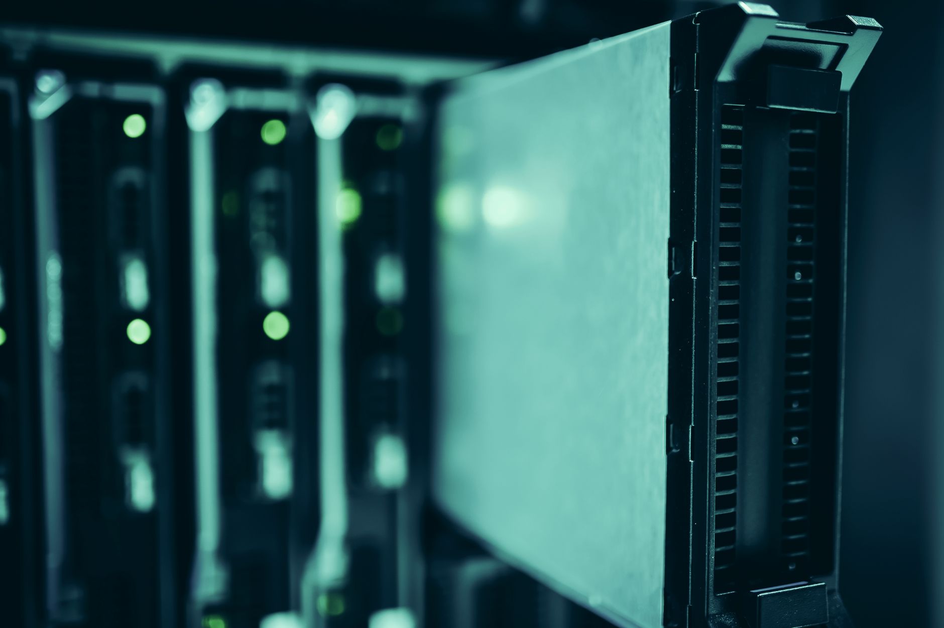 Servidor de dados em um rack de data center, com uma unidade de armazenamento sendo retirada