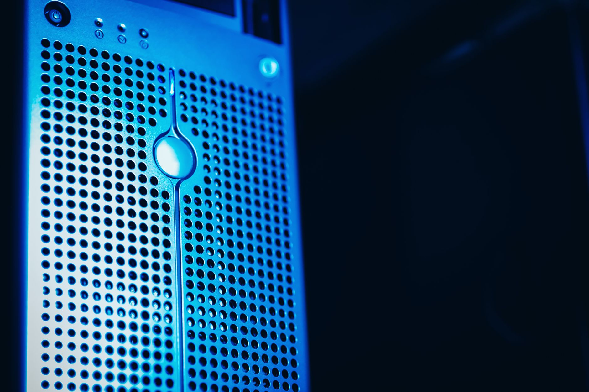 Rack de servidores com iluminação azul, destacando conectores e indicadores luminosos
