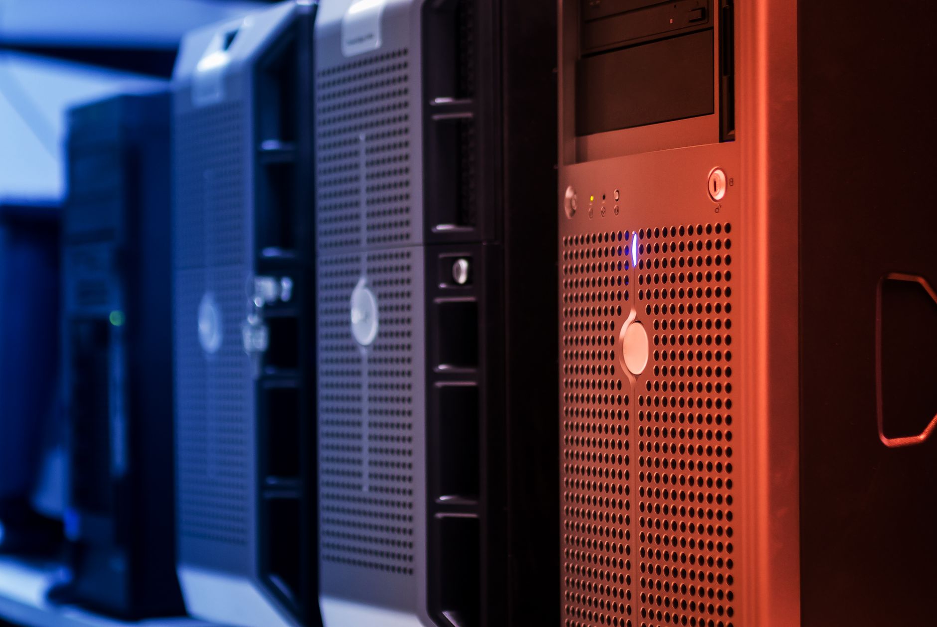 Fileira de gabinetes de servidores em um data center, com iluminação azul e vermelha