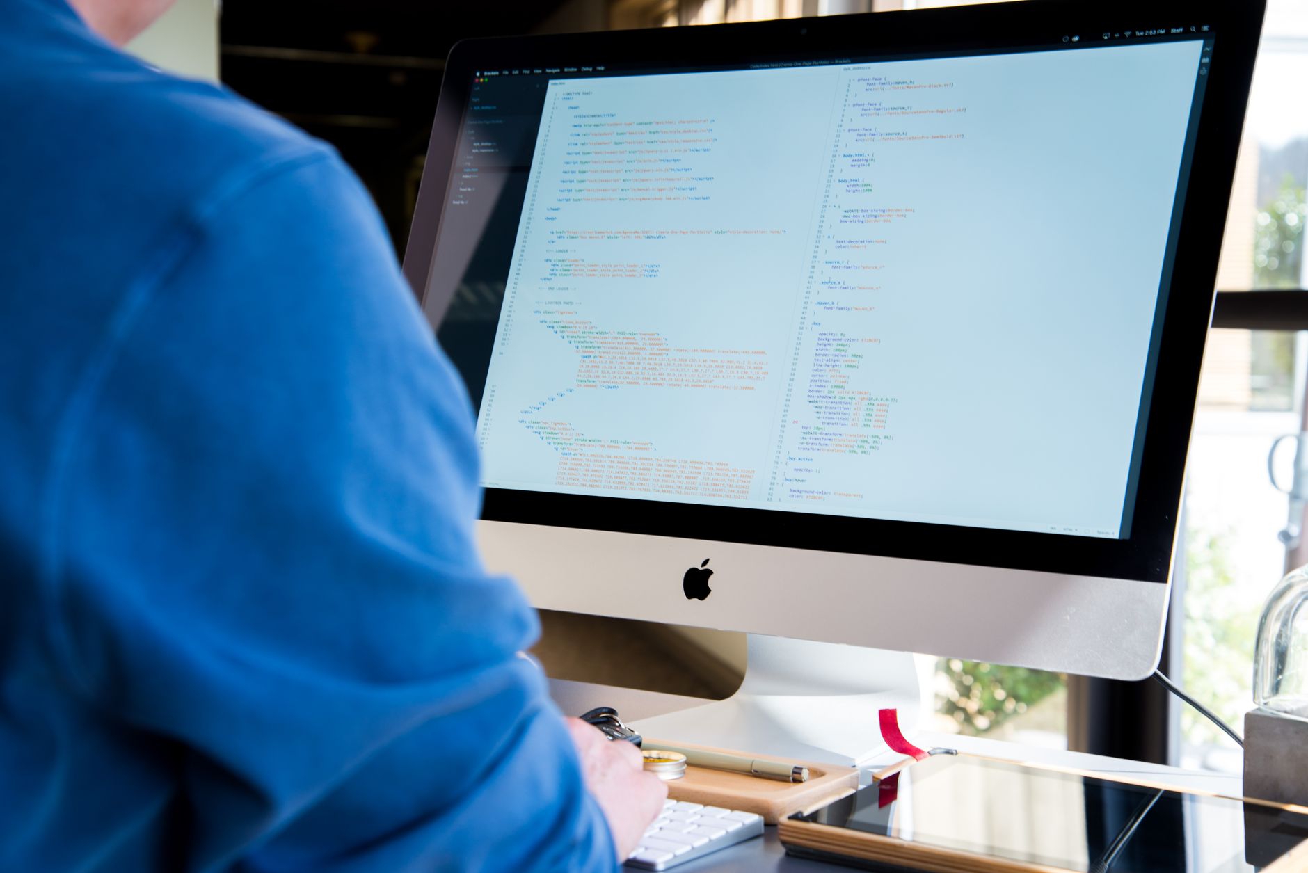 Profissional analisando código em um monitor de desktop em um escritório iluminado