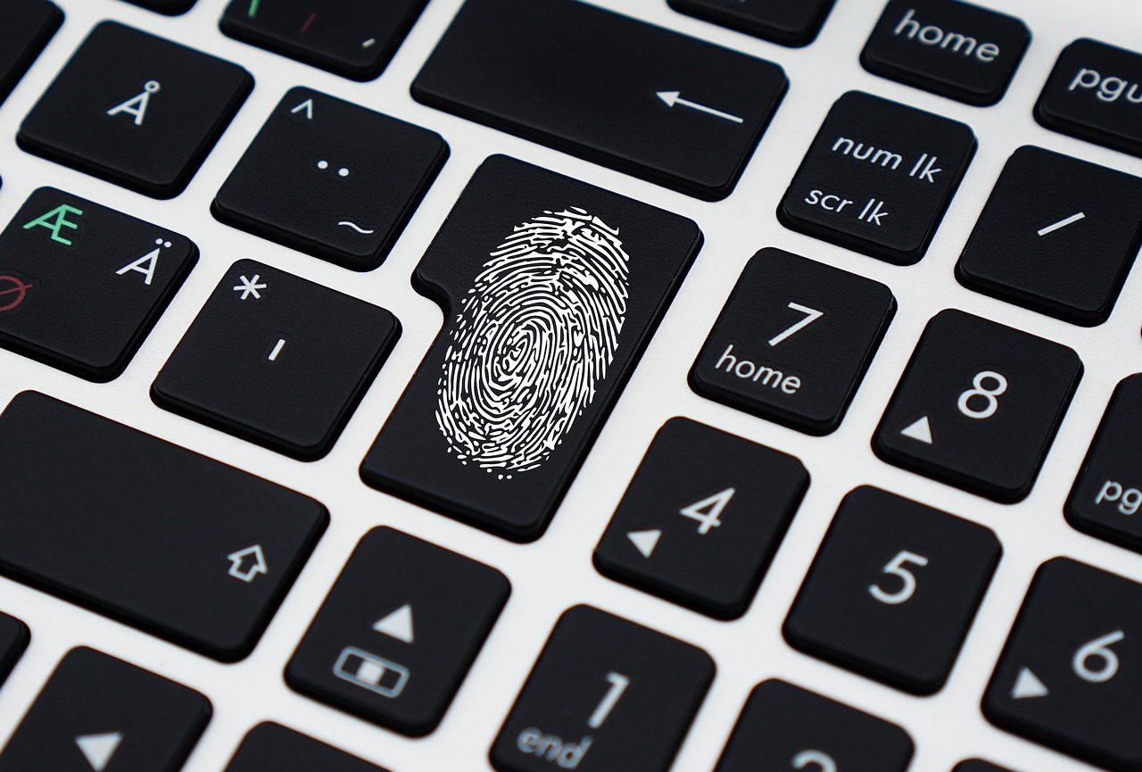 Pessoa digitando senha em laptop com foco em segurança de acesso