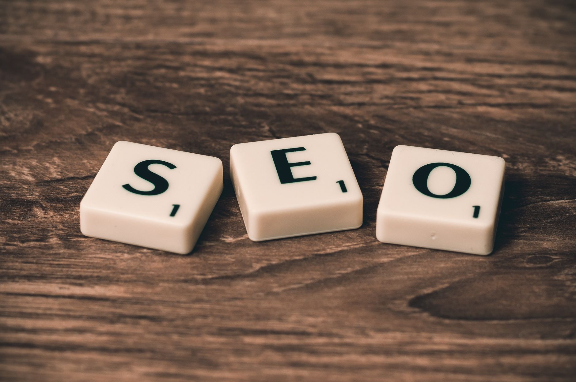 Letras formando a palavra SEO sobre superfície de madeira