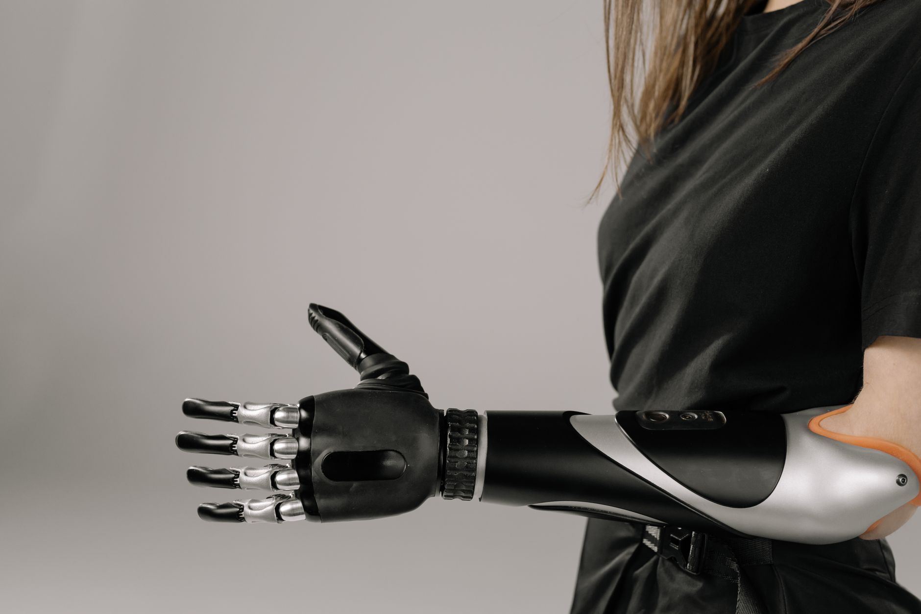 Braço robótico apontando para tela, representando inteligência artificial